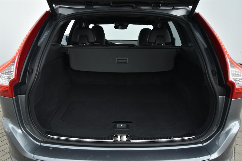 Volvo XC60 2.0 T6 225kW AWD R-DESIGN ČR - fotka 12 z 28