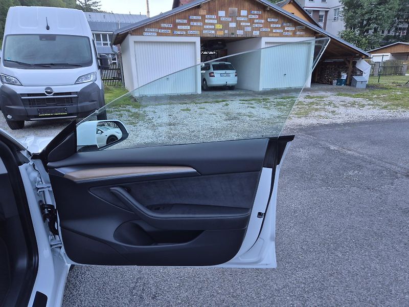 Tesla Model 3 STANDART RANGE 239w SOH 96,5% - fotka 39 z 48