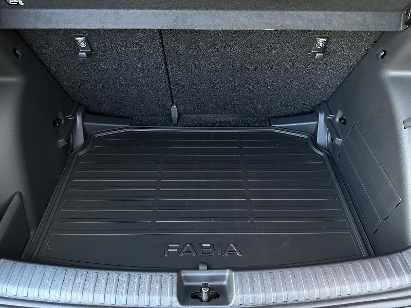 Škoda Fabia 1.0TSi DSG Monte Carlo 116PS B - fotka 39 z 40