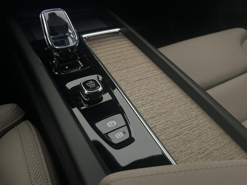 Volvo XC60 B5 AWD DARK PLUS CZ - fotka 27 z 44