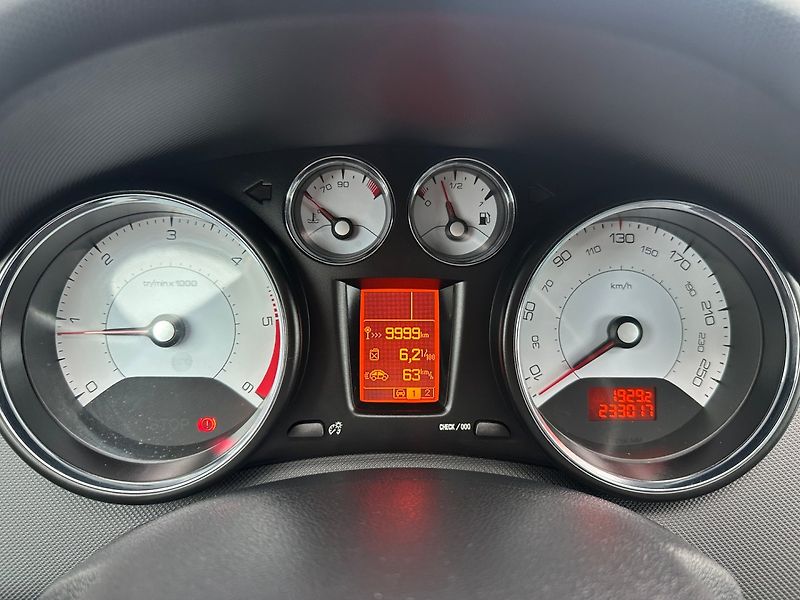 Peugeot 308 (2013) 2.0Hdi 110kw - fotka 17 z 22