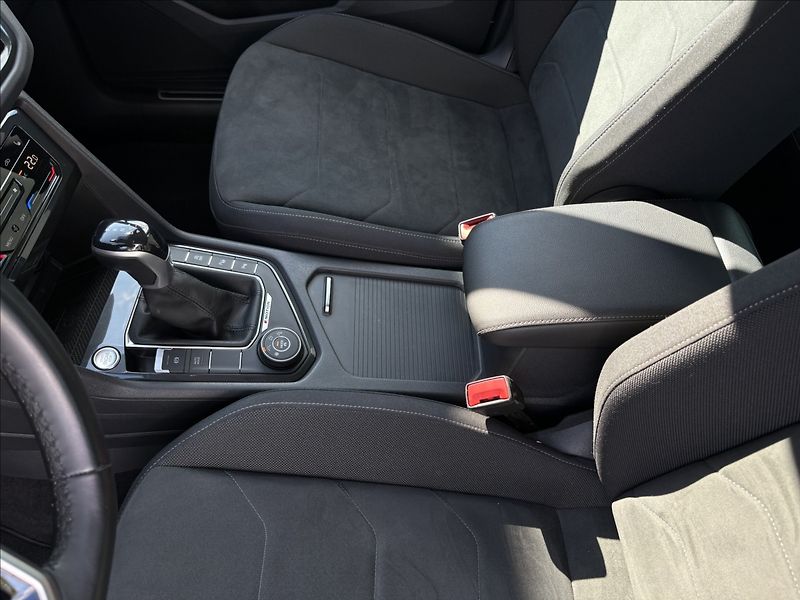 Volkswagen Tiguan 2,0 TDI 110 KW 4M DSG ELEGANCE - fotka 19 z 31
