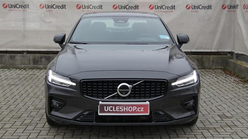 Volvo S60 B5 AWD Ultimate Dark - fotka 2 z 25