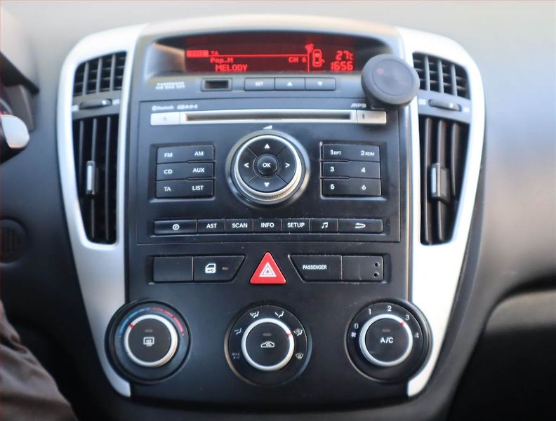 Kia Ceed (2010) 1.4 CVVT, Serv.kniha, nová STK - fotka 11 z 15