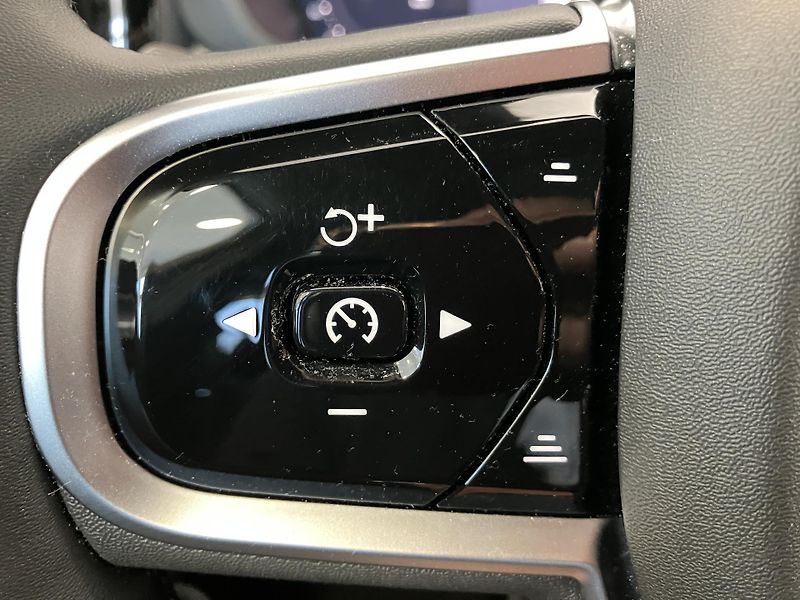 Volvo XC60 B5 AWD Black Edition Plus AT8 - fotka 23 z 47