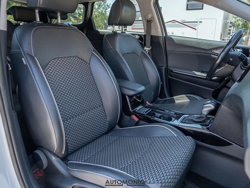 Kia Ceed SW (2022) 1.5 T-GDI Platinum Automat JBL - fotka 8 z 21