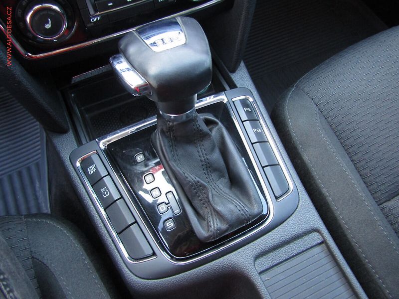 Škoda Superb (2009) 2.0 TDi, ČR, Elegance, DSG - fotka 16 z 21