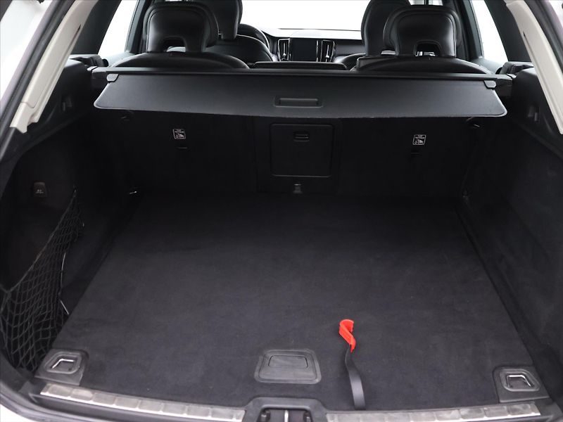 Volvo XC60 2,0 B4 Drive-E MomentumPro AWD - fotka 10 z 28