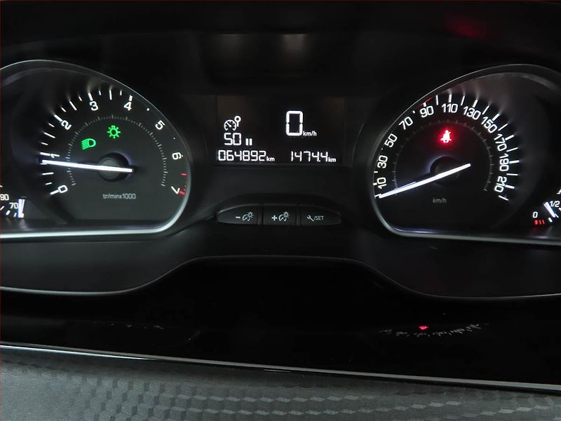 Peugeot 2008 (2019) Active 1.2 PureTech, ČR,1.maj - fotka 11 z 15