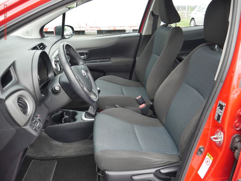 Toyota Yaris (2012) 1.3 VVT-I, ČR, AC, park - fotka 9 z 20