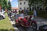 Tradiční závod S kopce do kopce si nenechalo letos ujít na sedm desítek posádek historických automobilů a motocyklů