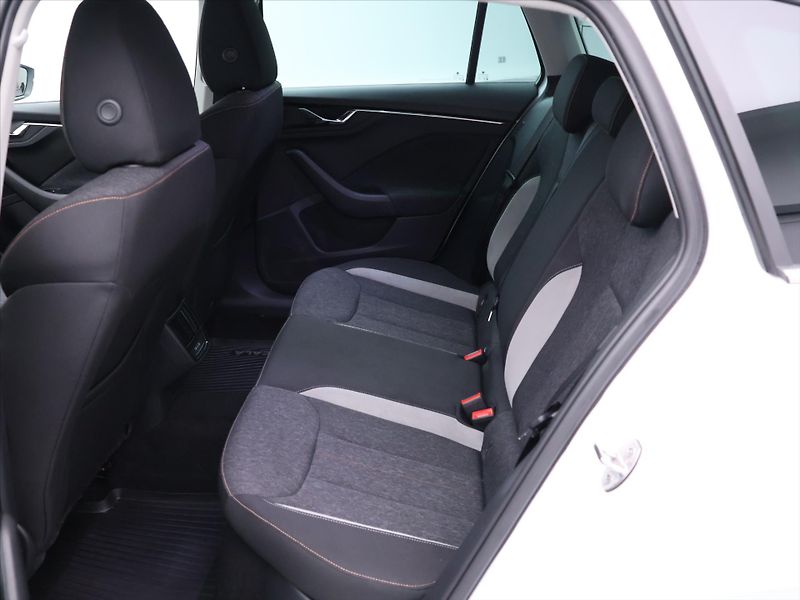 Škoda Scala 1,5 TSI 110kW Style CZ 1.Maj. - fotka 13 z 31