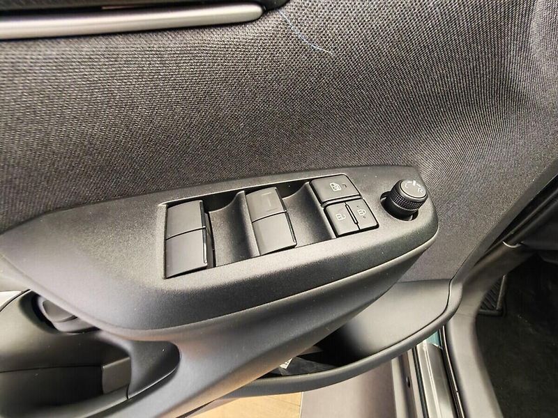 Toyota Yaris Cross 1.5 Hybrid ( 115k ) e-CVT 4x2 - fotka 18 z 33
