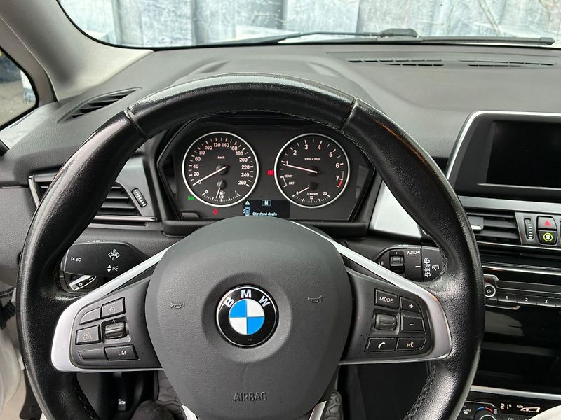 BMW Řada 2 (2017) 220i GT, 141KW, 7 MÍST - fotka 18 z 25