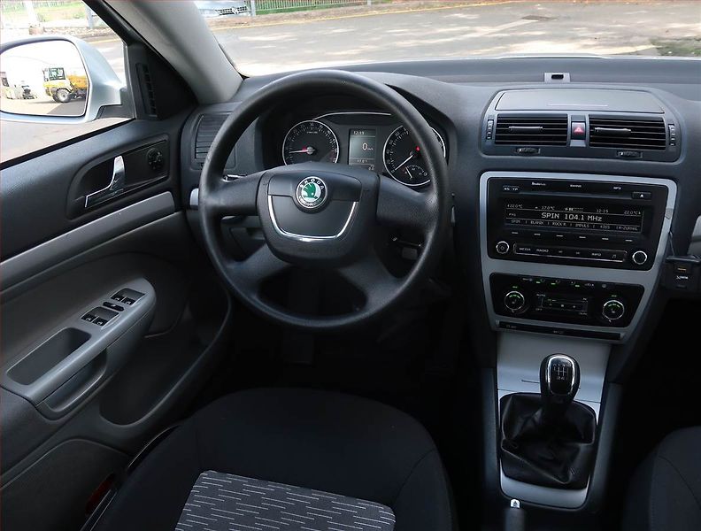 Škoda Octavia (2011) Ambiente Plus 2.0 TDI, Xenony - fotka 7 z 18