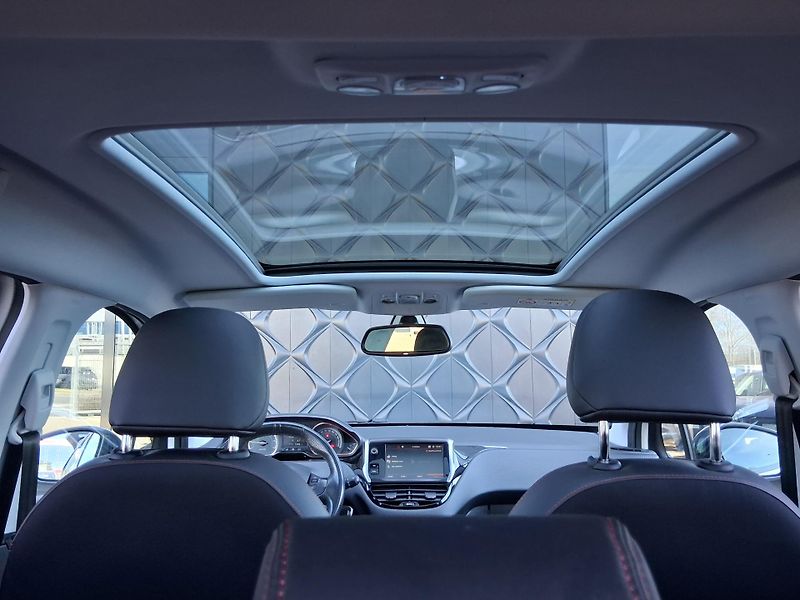 Peugeot 2008 GT LINE 1.2 PureTech 81 kW - fotka 29 z 30