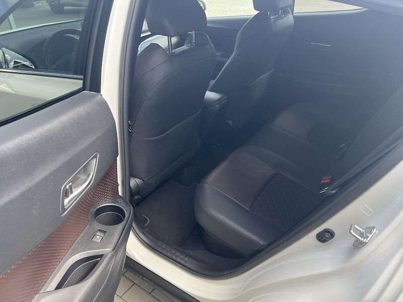 Toyota C-HR (2018) 1.8 VVT-i E-CVT - fotka 23 z 39