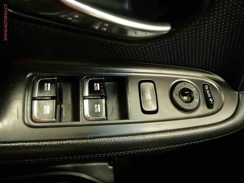 Kia Carens (2015) 1.7CRDI, ČR, AC, výhřev sed. - fotka 15 z 21
