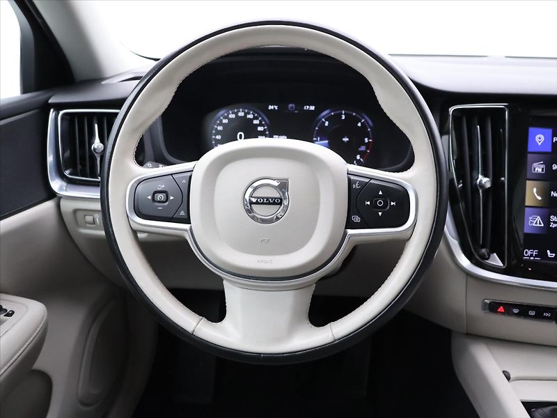 Volvo V60 2,0 D3 110kW Drive-E Momentum - fotka 17 z 36