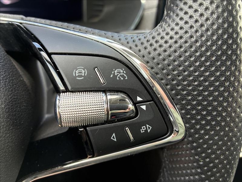 Škoda Octavia 2,0 TAŽNÉ,EL.KUFR,HEAD-UP - fotka 31 z 32