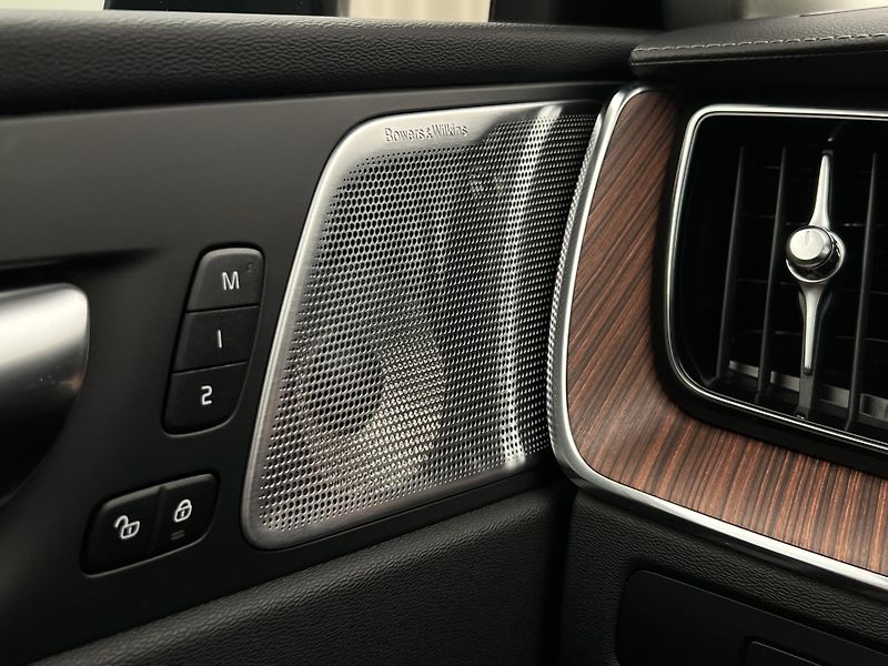 Volvo XC60 B5 AWD ULTIMATE DARK AUT  - fotka 18 z 47