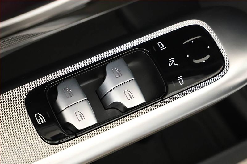Mercedes-Benz GLC (2025) 300 de 4MATIC, AMG LINE - fotka 24 z 28