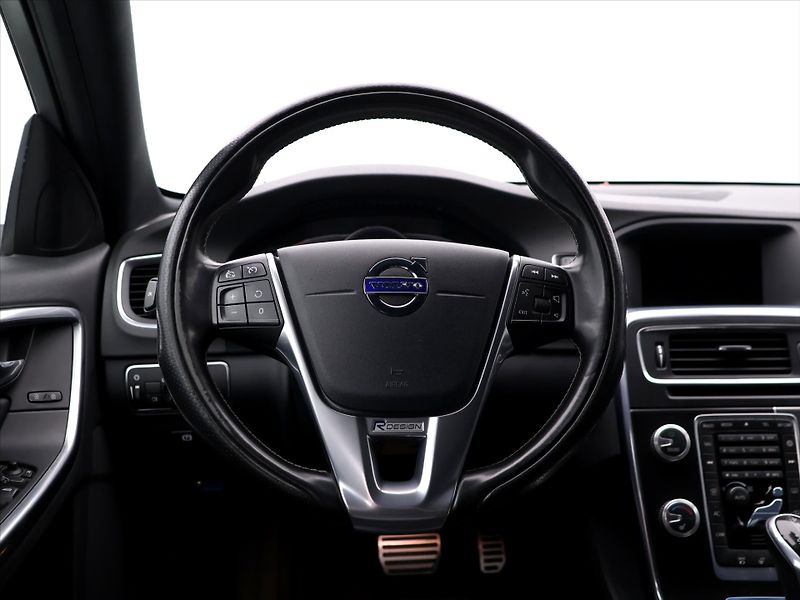 Volvo V60 2.4 D6 162kW R-Design Aut. DPH - fotka 19 z 37