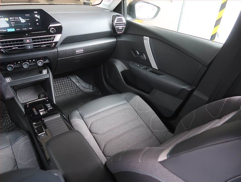 Citroën C4 (2023) Feel 1.2 PureTech, Automat - fotka 8 z 18