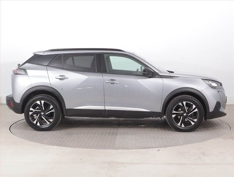 Peugeot 2008 (2022) Allure 1.2 PureTech, Automat - fotka 6 z 17