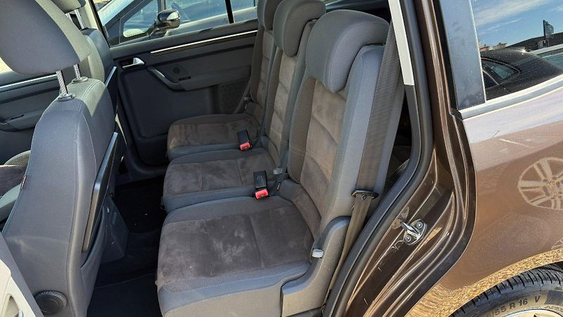 Volkswagen Touran (2011) 1.6TDi 77kW REZERVOVANO - fotka 18 z 23