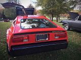 Pohled zezadu na vůz Bricklin SV-1 z roku 1974 při setkání historických vozů v Potomacu.