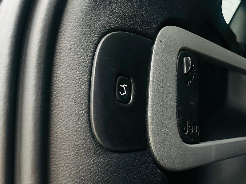 Jeep Cherokee 2.0D 4x4 AUT KAMERA TAŽNÉ LED - fotka 22 z 50