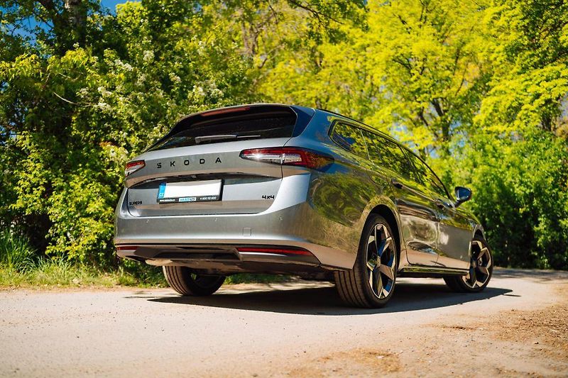 Škoda Superb (2025) 2.0 TDI, Sportline, HUD, Paměť - fotka 6 z 30
