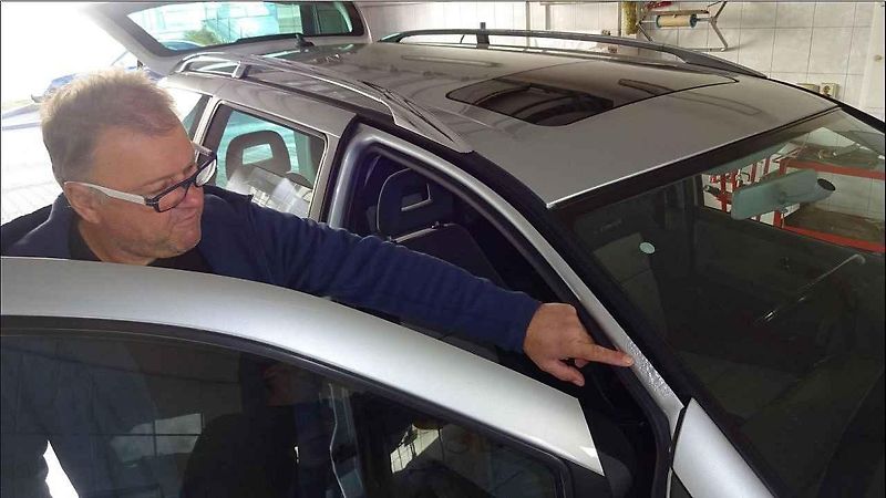 Boční lišty i lišty nárazníků zdobí chromový pásek, toto auto v základní výbavě není.