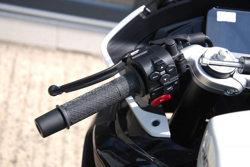 CFMOTO (2026) 675 SR-R WHITE - fotka 18 z 25