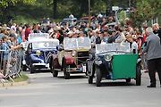 Na akci Jízda do vrchu a výstava historických vozidel se představilo na tři sta automobilů a motocyklů.