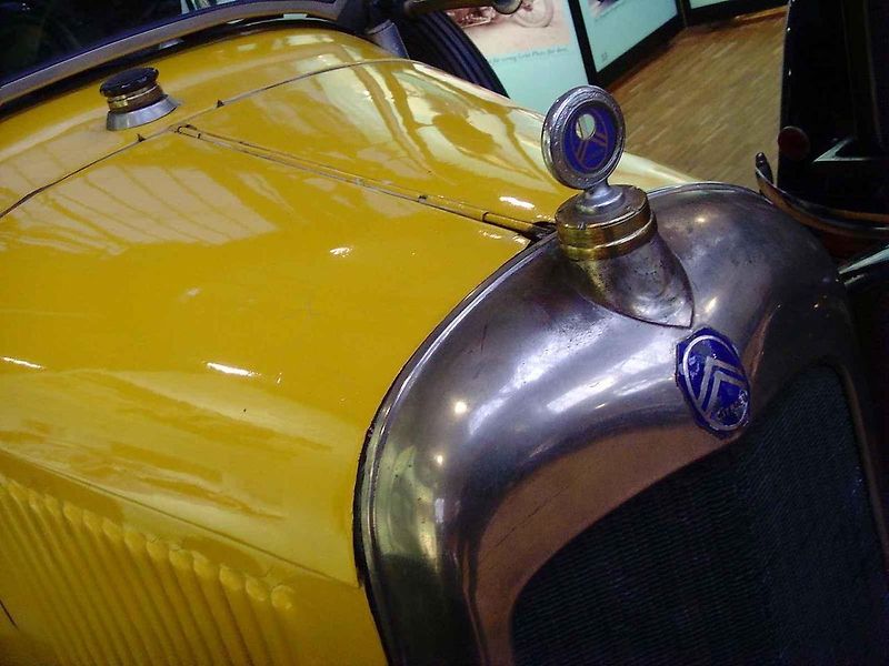 Před 100 lety francouzská automobilka začala výrobu třímístného vozu s dvěma sedadly vpředu a jedním umístěným uprostřed vzadu. Podle tvaru rozmístění sedaček se mu začalo říkat jetelíček nebo trojlístek, francouzsky Tréfle. Foto: Wikimedia Commons, Lione