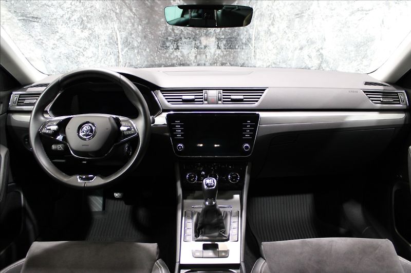 Škoda Superb 2,0 TDI Style REZERVOVÁNO - fotka 36 z 39