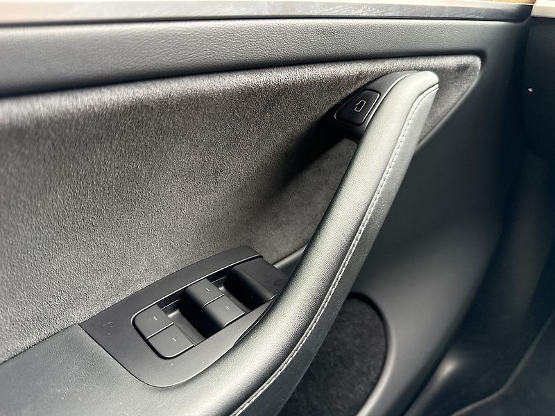 Tesla Model Y Long Range AWD Tažné / záruka - fotka 33 z 40