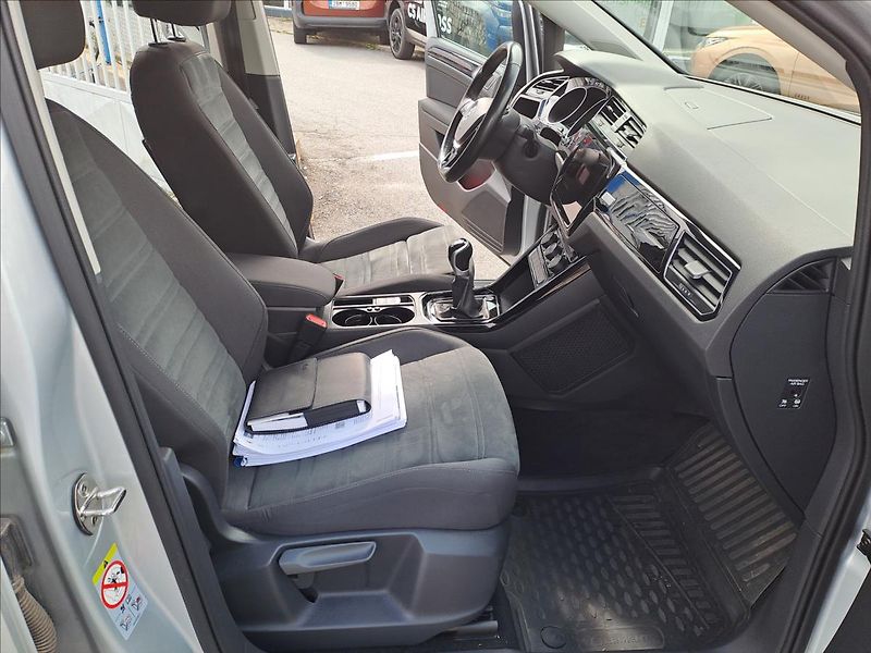 Volkswagen Touran 2,0 TDI HIGHLINE - fotka 9 z 27