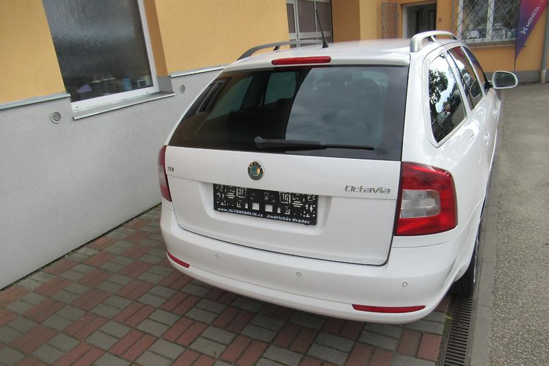 Škoda Octavia 1.6 TDi ELEGANCE AUT. KLIMA - fotka 4 z 20