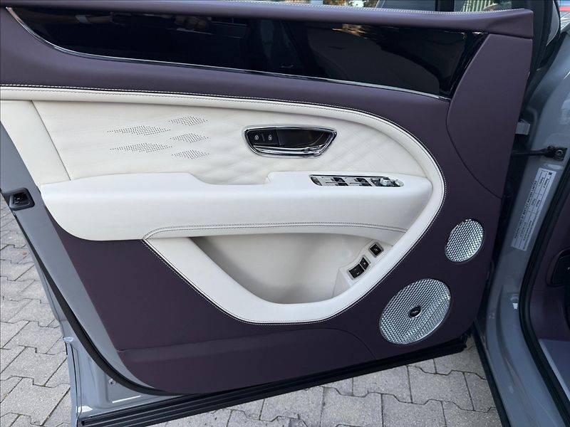Bentley Bentayga Extended Wheelbase Azure V8 - fotka 17 z 32