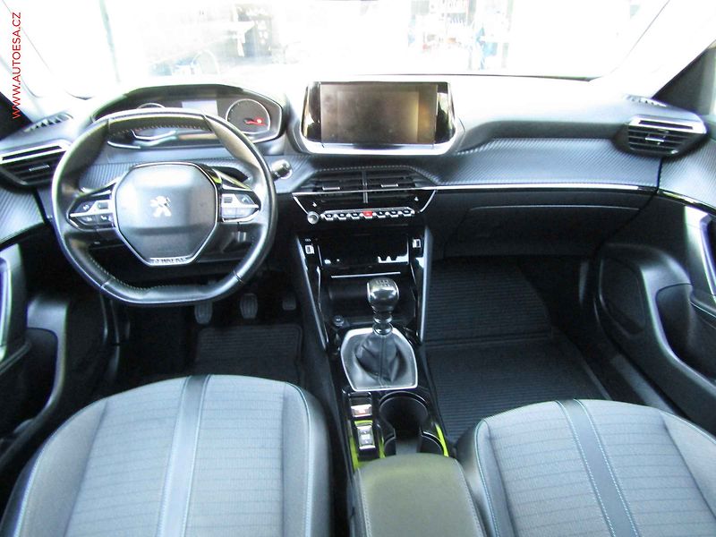 Peugeot 2008 (2021) 1.2 PT, ČR, LED - fotka 8 z 18