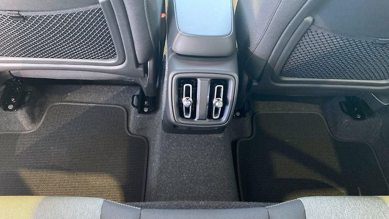 Volvo XC40 (2026) PLUS DARK, B4 FWD, 145+10 kW / - fotka 11 z 11