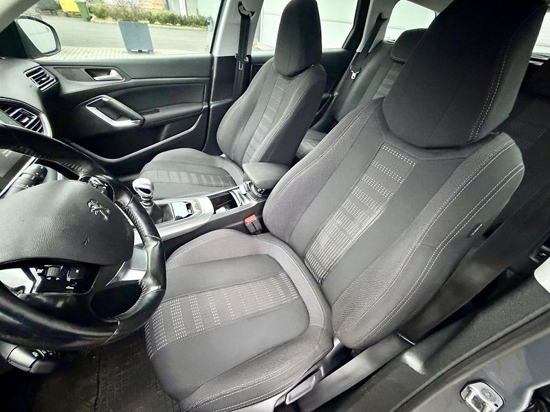 Peugeot 308 (2016) 1.6 BLUE HDI ALLURE KOUP. ČR - fotka 12 z 19