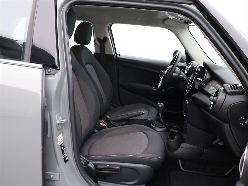 Mini Cooper 1,5 100 kW 1.Maj. Aut.klima - fotka 11 z 28