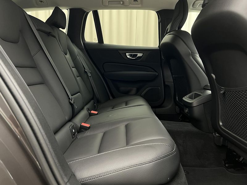 Volvo V60 B4 DARK PLUS AUT - fotka 21 z 42