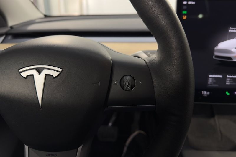 Tesla Model Y Long Range AWD Tažné - fotka 12 z 23