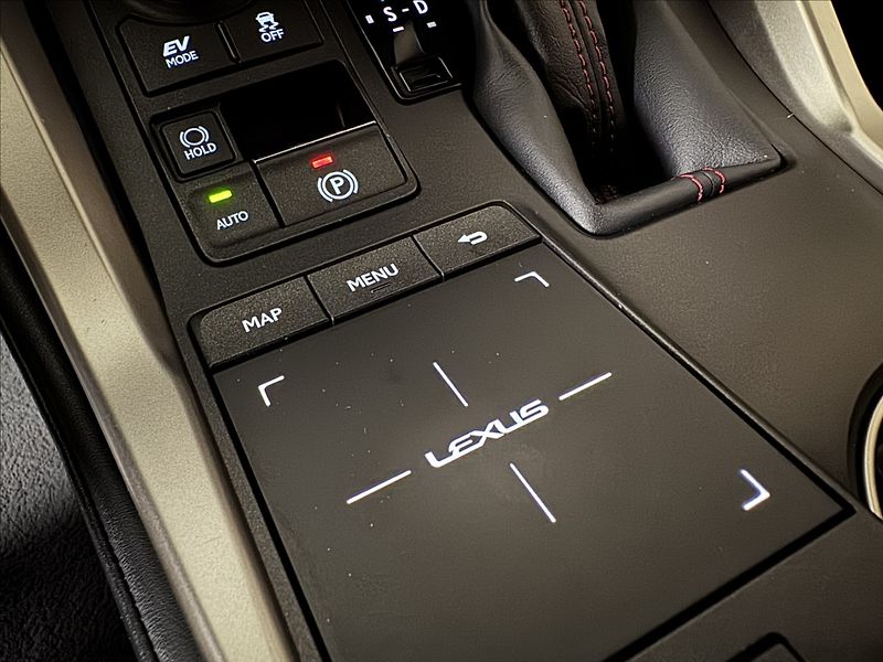 Lexus NX 300h 2,5   Hybrid Luxury LED Assist - fotka 36 z 47
