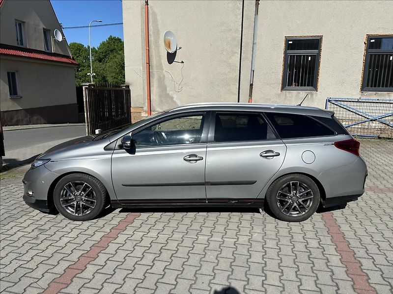 Toyota Auris 1,6 EXCLUSIVE TAŽNÉ - fotka 7 z 26